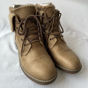 Cliffs by White Mountain Duena Women’s Combat Boots in Natural Size 8.5